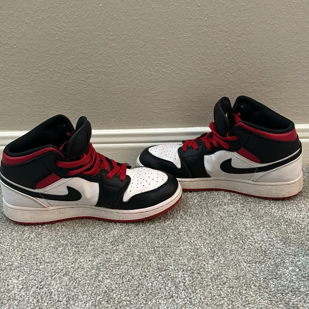 Air Jordans size- Youth 6 - Picture 7 of 9
